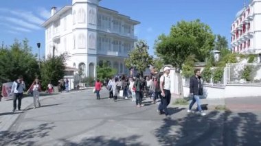 Yürüyüş ve Buyukada (Prens Adası) keşfetmek Unidentfied insanlar. Güzel sokakları ve eski ahşap evler vardır. Phaeton Tur ile ünlüdür. Istanbul, Türkiye. 20 Mayıs, 2017.