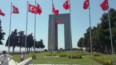 Unidentfied insanlar Çanakkale Şehitler Anıtı, savaş Gelibolu, Çanakkale, Türkiye katılan Türk askerleri hakkında bir savaş anıtı ziyaret edin. Türkiye, Çanakkale, 18 Ağustos, 2017.