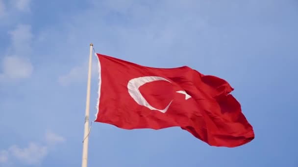 土耳其国旗在风中飘扬 天空在风中的蓝天在背景上飘扬 刮风的日子里的土耳其国旗 — 图库视频影像
