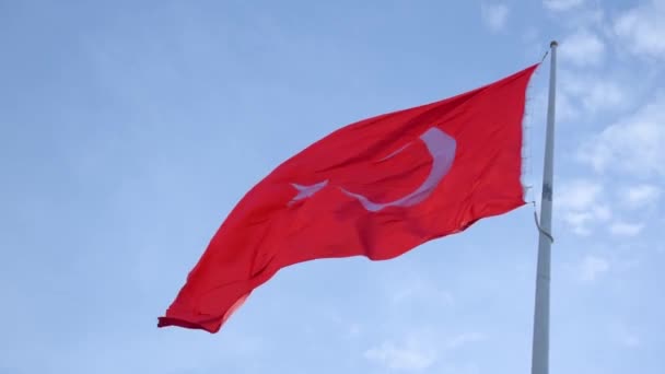 Vlag Van Turkije Wuiven Wind Blauwe Hemel Achtergrond Turkse Vlag — Stockvideo