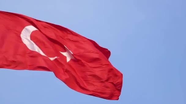 土耳其国旗在风中飘扬 天空在风中的蓝天在背景上飘扬 刮风的日子里的土耳其国旗 — 图库视频影像