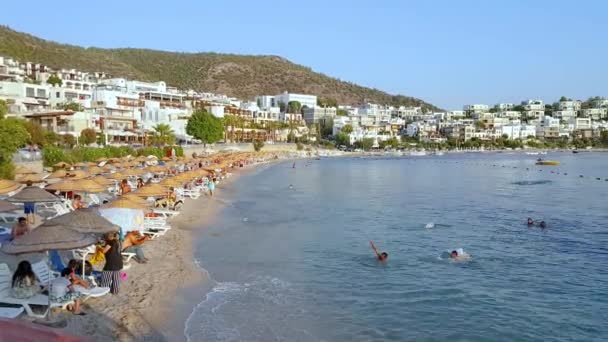 Pessoas Não Identificadas Nadam Praia Bodrum Destino Popular Turquia Agosto — Vídeo de Stock