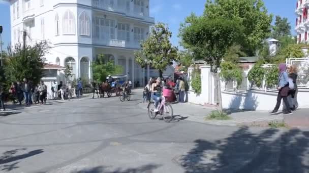 Unidentfied Ludzi Chodzenia Zwiedzania Buyukada Wyspa Księcia Piękne Ulice Stare — Wideo stockowe