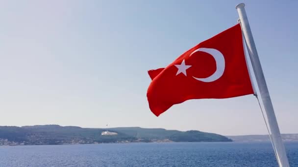 Turkse Vlag Golven Een Veerboot Naar Canakkale Stad Turkije — Stockvideo