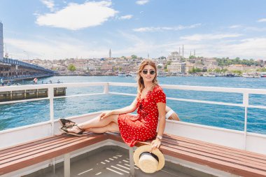 Feribot Galata Köprüsü, Süleymaniye Camii ve Eminönü şehir Istanbul, Türkiye'de manzaralı güzel kadın cruises