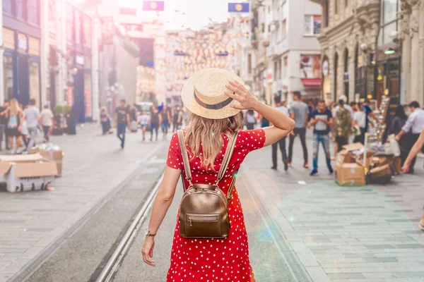 Istiklal Caddesi, Beyoğlu İlçesi, Istanbul, shakiradovileİL popüler bir konumda güzel kadın durumda