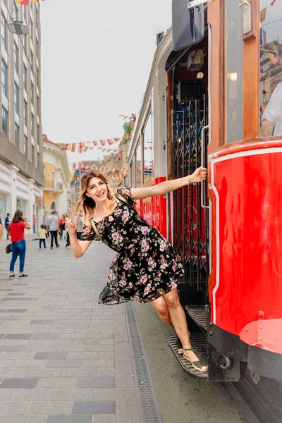 Bella Donna Pende Sul Tram Nostalgico Istiklal Street Istanbul Turchia — Foto Stock