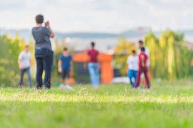 Çalışan ve gün zamanında Parkı'nda futbol topu tekmeleme bulanık küçük çocuklar futbol oyuncuları. Kopya alanı düzenlemek için.