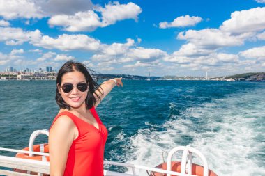 Istanbul, Türkiye'de feribot ile seyir ederken ilk köprü güzel Çinli kadın gösterir