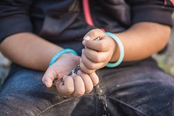 Stäng Visa Liten Flicka Händer Medan Spelar Marken Med Själ — Stockfoto