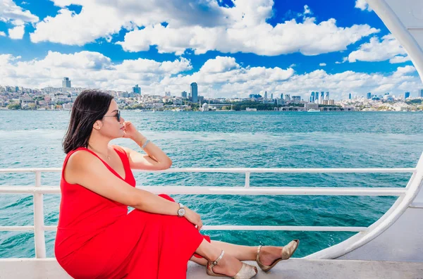 Mooie Chinese Vrouw Cruises Veerboot Met Uitzicht Bosporus Istanbul Turkije — Stockfoto