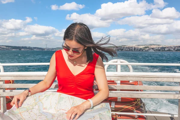 Mulher Chinesa Bonita Olha Para Mapa Istambul Enquanto Navega Istambul — Fotografia de Stock