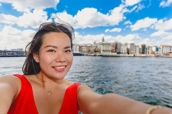 Mulher Chinesa Bonita Leva Selfie Com Vista Para Torre Galata — Fotografia de Stock