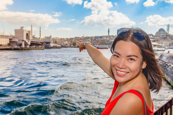 Mooie Chinese Vrouw Toont Galata Brug Met Uitzicht Suleymaniye Moskee — Stockfoto