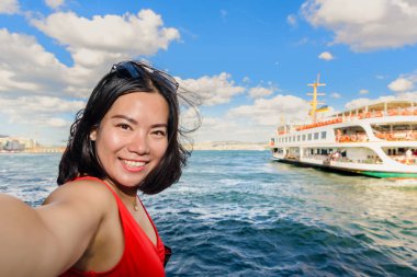 Selfie arka planda Istanbul, Türkiye'de Boğaz manzaralı güzel Çinli kadın alır