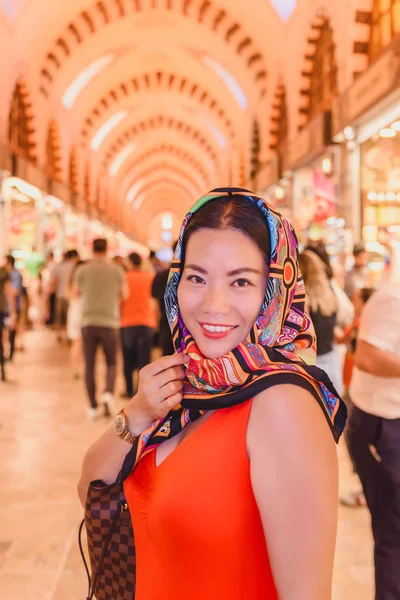 Bella Donna Cinese Posa Egitto Bazar Eminonu Istanbul Turco — Foto Stock