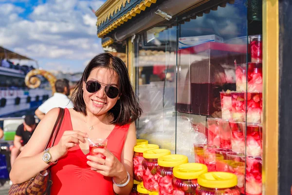 Mulher Chinesa Bonita Come Picles Vegetais Tradicionais Distrito Eminonu Istambul — Fotografia de Stock