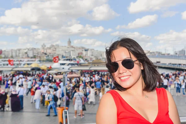 Mulher Chinesa Bonita Posa Com Vista Para Torre Galata Distrito — Fotografia de Stock