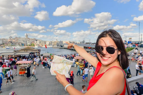 Mulher Chinesa Bonita Mostra Torre Galata Mapa Distrito Eminonu Istambul — Fotografia de Stock