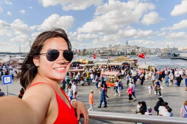 Mooie Chinese Vrouw Vormt Met Uitzicht Galata Toren Het District — Stockfoto