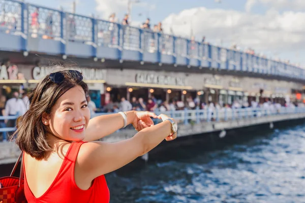 Mulher Chinesa Bonita Faz Forma Coração Com Vista Torre Galata — Fotografia de Stock