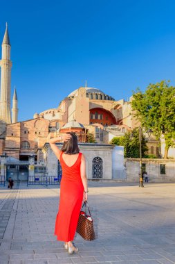 Istanbul, Türkiye'de arka plan üzerinde Ayasofya manzaralı güzel kadın pozlar