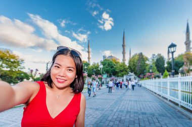 Selfie Istanbul, Türkiye'de arka plan üzerinde Sultanahmet veya Sultanahmet Camii manzaralı güzel bir kadın alır