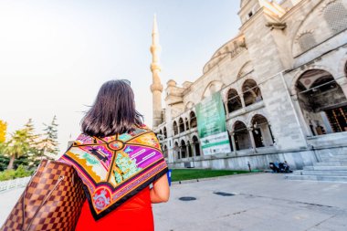 Istanbul, Türkiye'de arka plan üzerinde Sultanahmet veya Sultanahmet Camii manzaralı güzel kadın pozlar