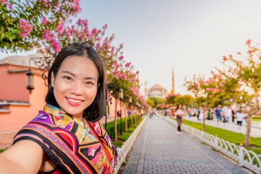 Selfie Istanbul, Türkiye'de arka plan üzerinde Sultanahmet veya Sultanahmet Camii manzaralı güzel bir kadın alır