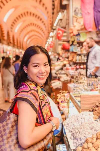 Mooie Vrouw Houdingen Tegenover Het Kruiden Verkocht Stal Egypte Bazaar — Stockfoto