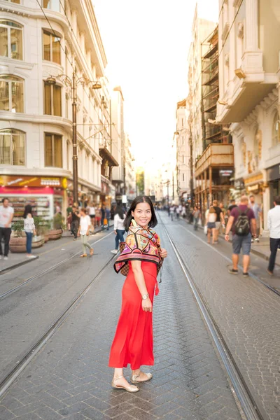 Mooie Vrouw Loopt Een Populaire Drukke Weg Istanboel Turkije — Stockfoto