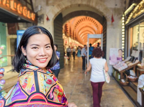 Mooie Vrouw Houdingen Tegenover Gate Van Egypte Bazaar Eminonu Istanbul — Stockfoto