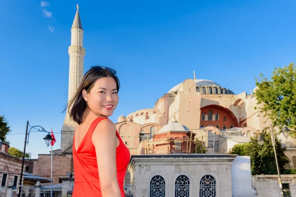 Mooie Vrouw Vormt Met Uitzicht Het Hagia Sophia Achtergrond Istanboel — Stockfoto