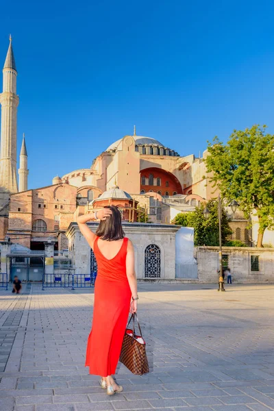 Mulher Bonita Posa Com Vista Hagia Sophia Fundo Istambul Turquia — Fotografia de Stock