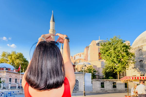 Mulher Bonita Faz Forma Coração Com Vista Hagia Sophia Fundo — Fotografia de Stock