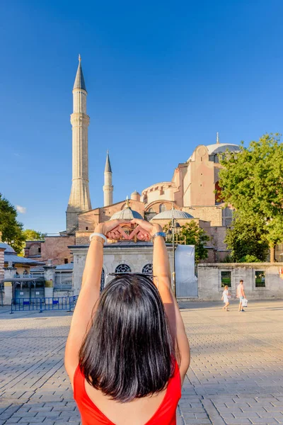 Mooie Vrouw Maakt Hart Vorm Met Uitzicht Het Hagia Sophia — Stockfoto