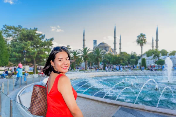 Mooie Vrouw Vormt Met Uitzicht Sultanahmet Blauwe Moskee Achtergrond Istanboel — Stockfoto