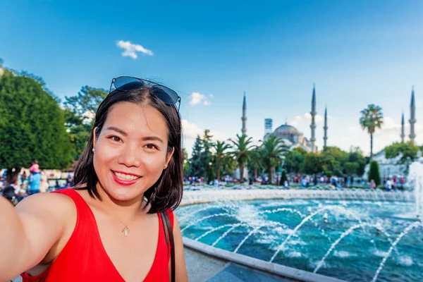 Mulher Bonita Leva Selfie Com Vista Para Sultanahmet Mesquita Azul — Fotografia de Stock