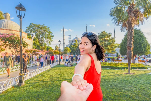 Mooie Vrouw Vormt Met Uitzicht Sultanahmet Blauwe Moskee Achtergrond Istanbul — Stockfoto