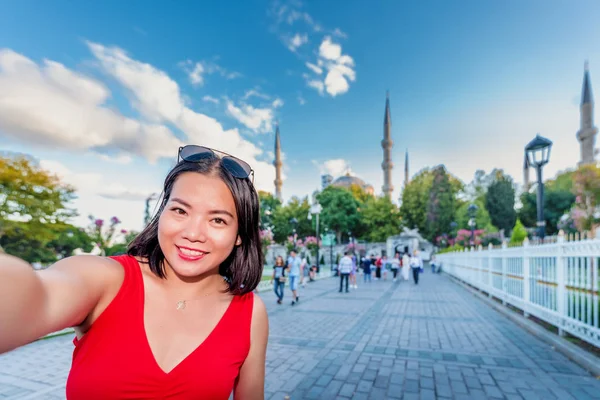 Mulher Bonita Leva Selfie Com Vista Para Sultanahmet Mesquita Azul — Fotografia de Stock