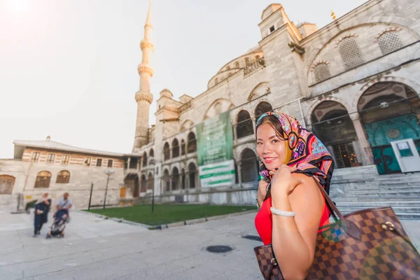 Mulher Bonita Posa Com Vista Para Sultanahmet Mesquita Azul Fundo — Fotografia de Stock