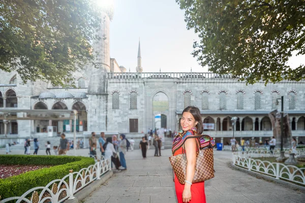 Bella Donna Posa Con Vista Sultanahmet Moschea Blu Sullo Sfondo — Foto Stock