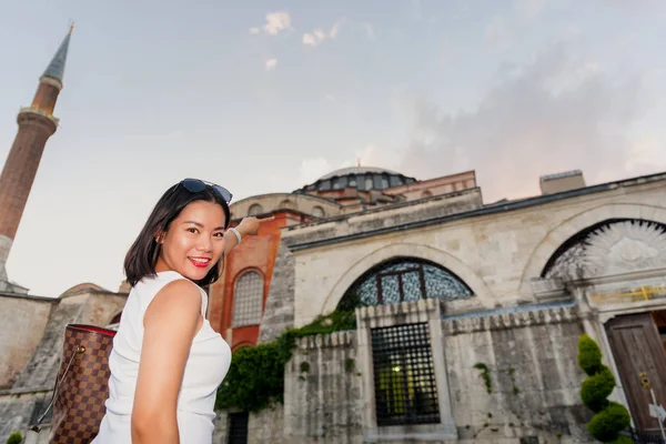 Mooie Vrouw Vormt Met Uitzicht Het Topkapi Paleis Achtergrond Istanboel — Stockfoto
