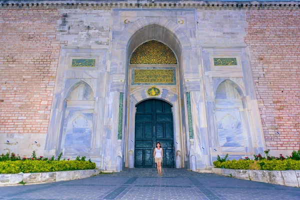 Istanbul, Türkiye'de arka plan üzerinde Topkapı Sarayı manzaralı güzel kadın pozlar