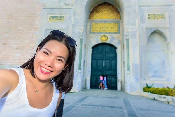 Mulher Bonita Leva Selfie Com Vista Para Palácio Topkapi Fundo — Fotografia de Stock