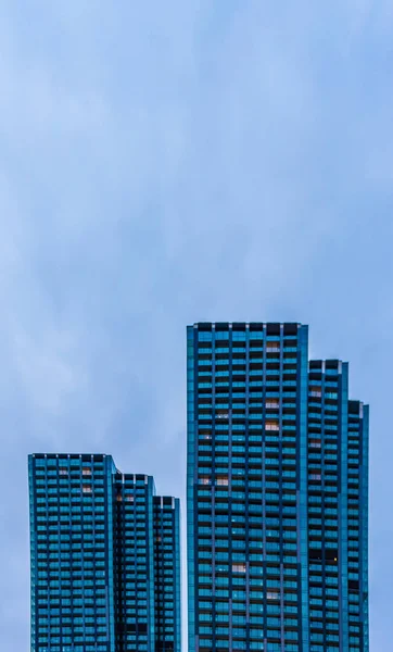スチールライトブルーの背景に広角ビューガラス高層ビル 将来の商業現代都市の成功した産業建築のビジネスコンセプト ハイテクビジネス背景 — ストック写真