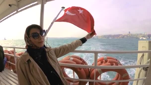 Vacker Kvinna Matar Fiskmåsar Med Traditionella Turkiska Street Food Simit — Stockvideo