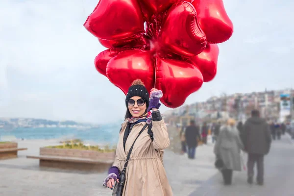 Bella Donna Attraente Che Tiene Molti Palloncini Aria Cuore Rosso — Foto Stock