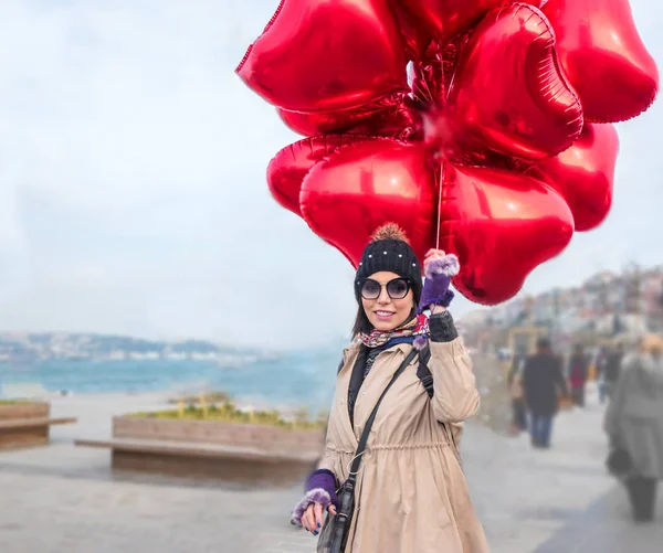 Bella Donna Attraente Che Tiene Molti Palloncini Aria Cuore Rosso — Foto Stock