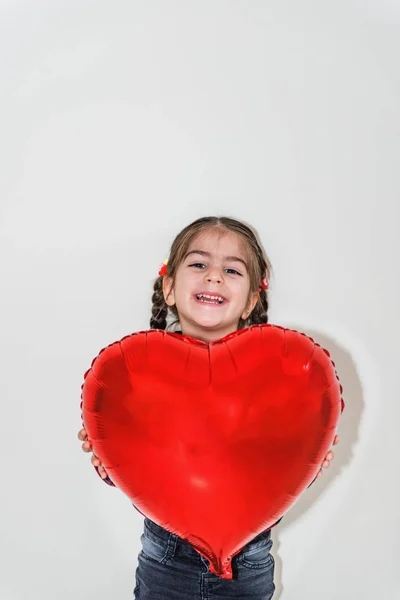 Αξιολάτρευτο Όμορφο Κοριτσάκι Κατέχει Κόκκινο Μπαλόνι Σχήμα Καρδιάς Έννοια Διακοπών — Φωτογραφία Αρχείου